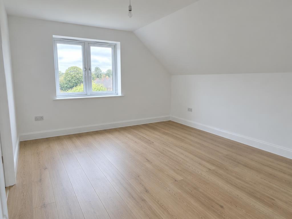 Bovenverdieping met nieuw licht laminaat en witte plinten in verstek, geplaatst door Merchiers Dak en Woningrenovatie