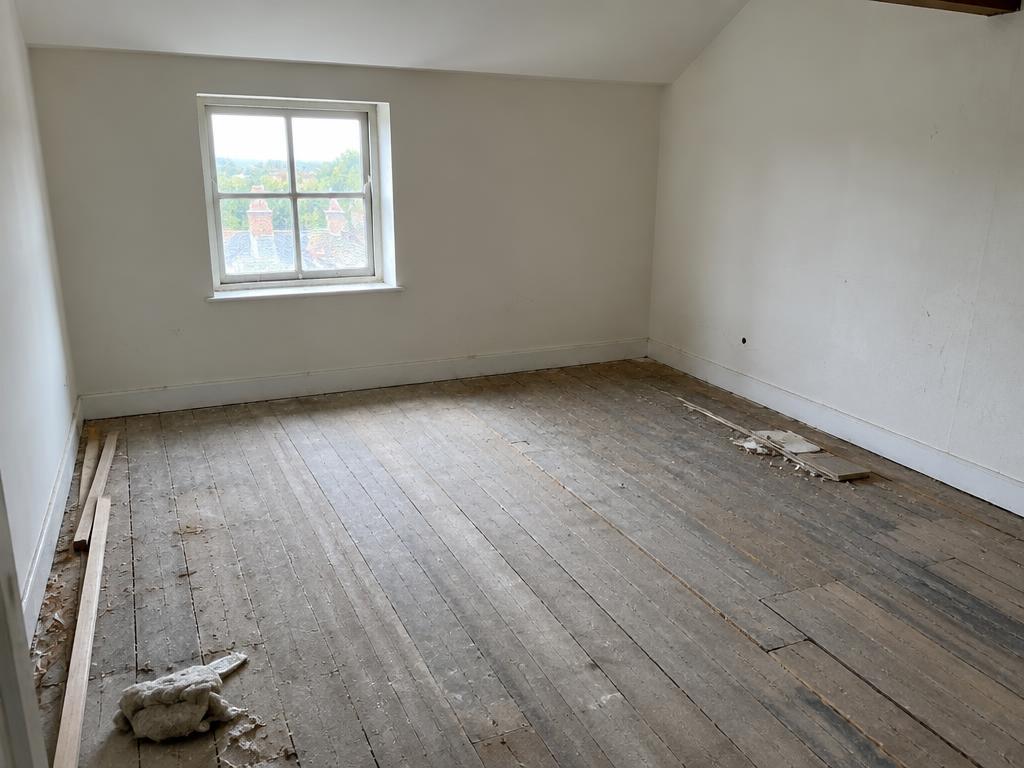 Kale oude plankenvloer op een bovenverdieping vóór de werken door Merchiers Dak en Woningrenovatie